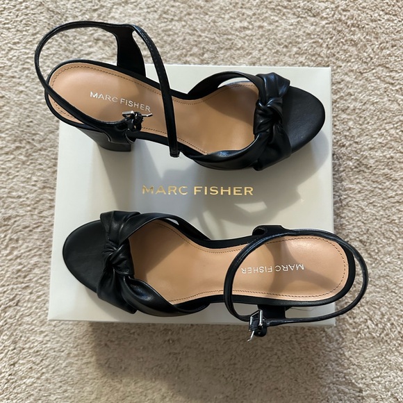 Black platform heels - Picture 2 of 4